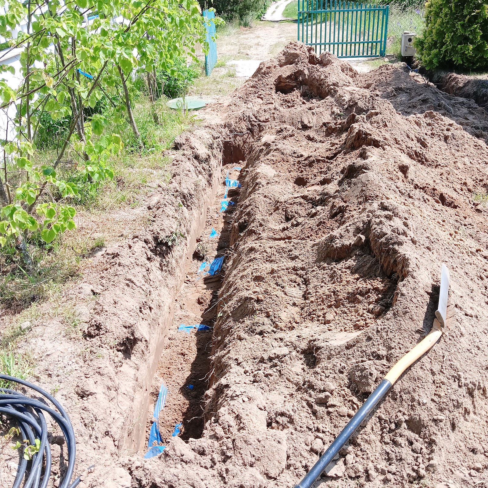 Roboty ziemne przy instalacji zewnętrznej wykonane przez Ekoinstal Mateusz Sadowski