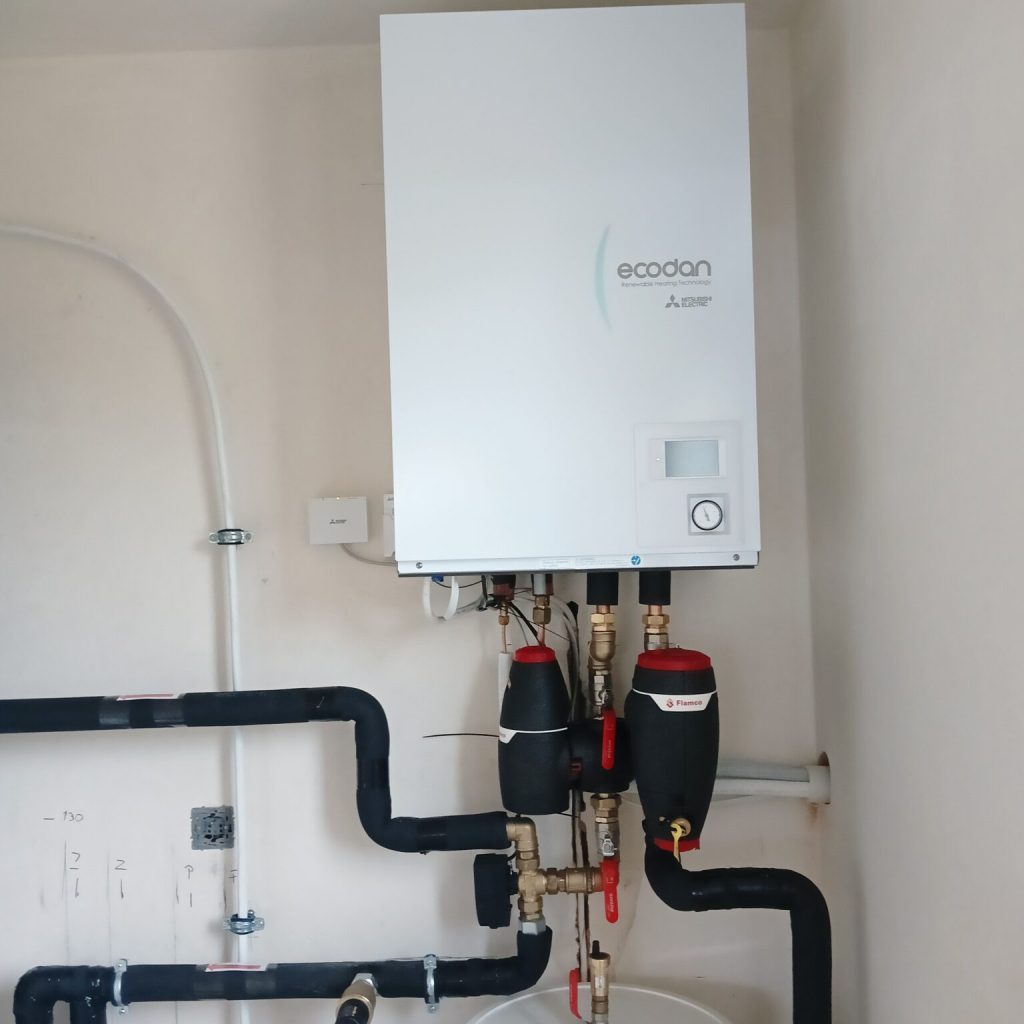 Moduł wewnętrzny i przewody instalacji pompy ciepła