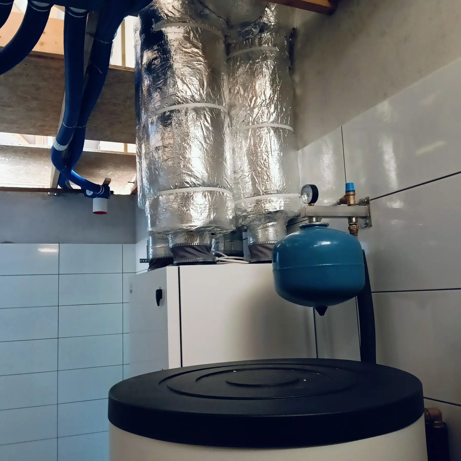 zaizolowane kanały główne rekuperacji w pomieszczeniu technicznym