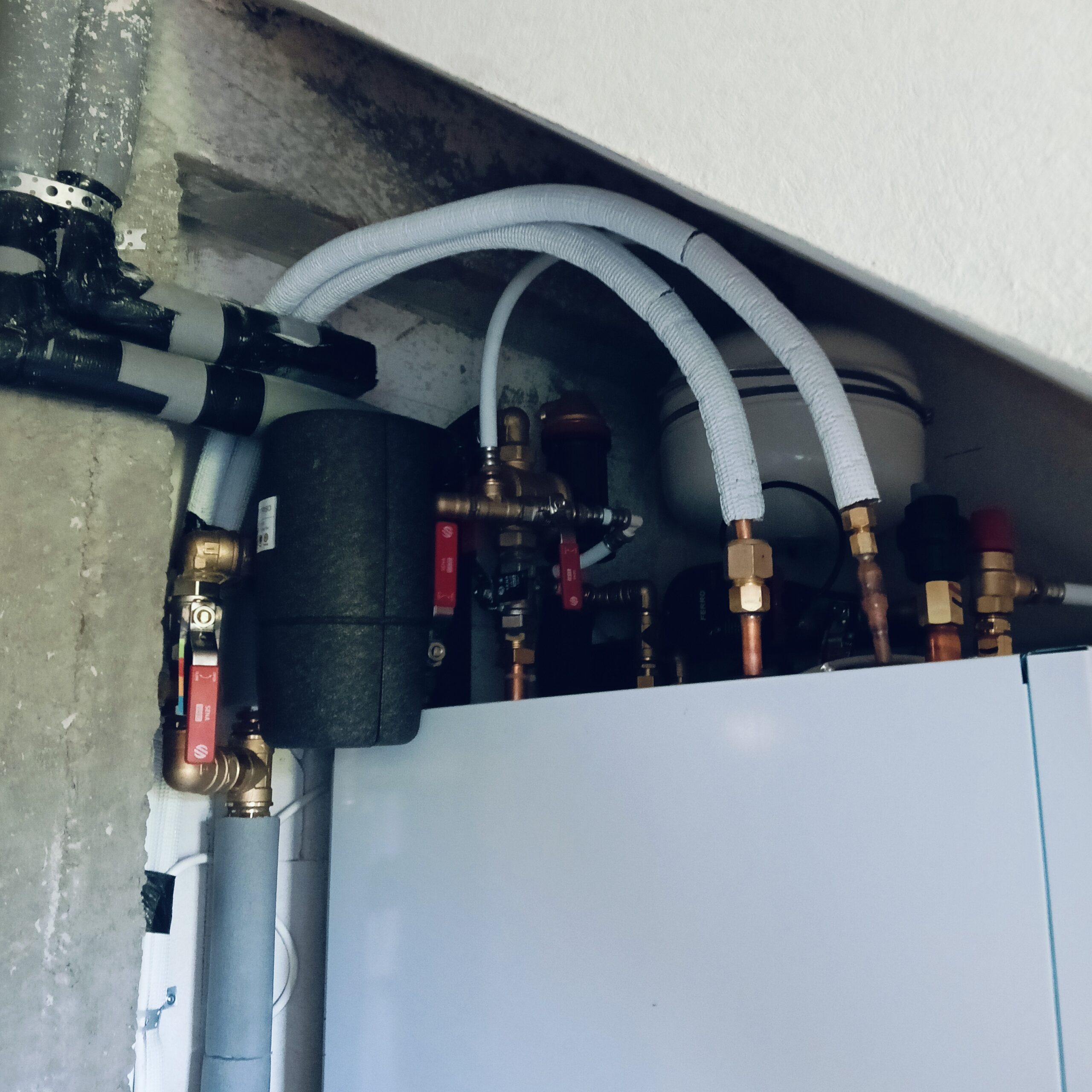 Elementy hydrauliczne instalacji pompy ciepła podczas kontroli
