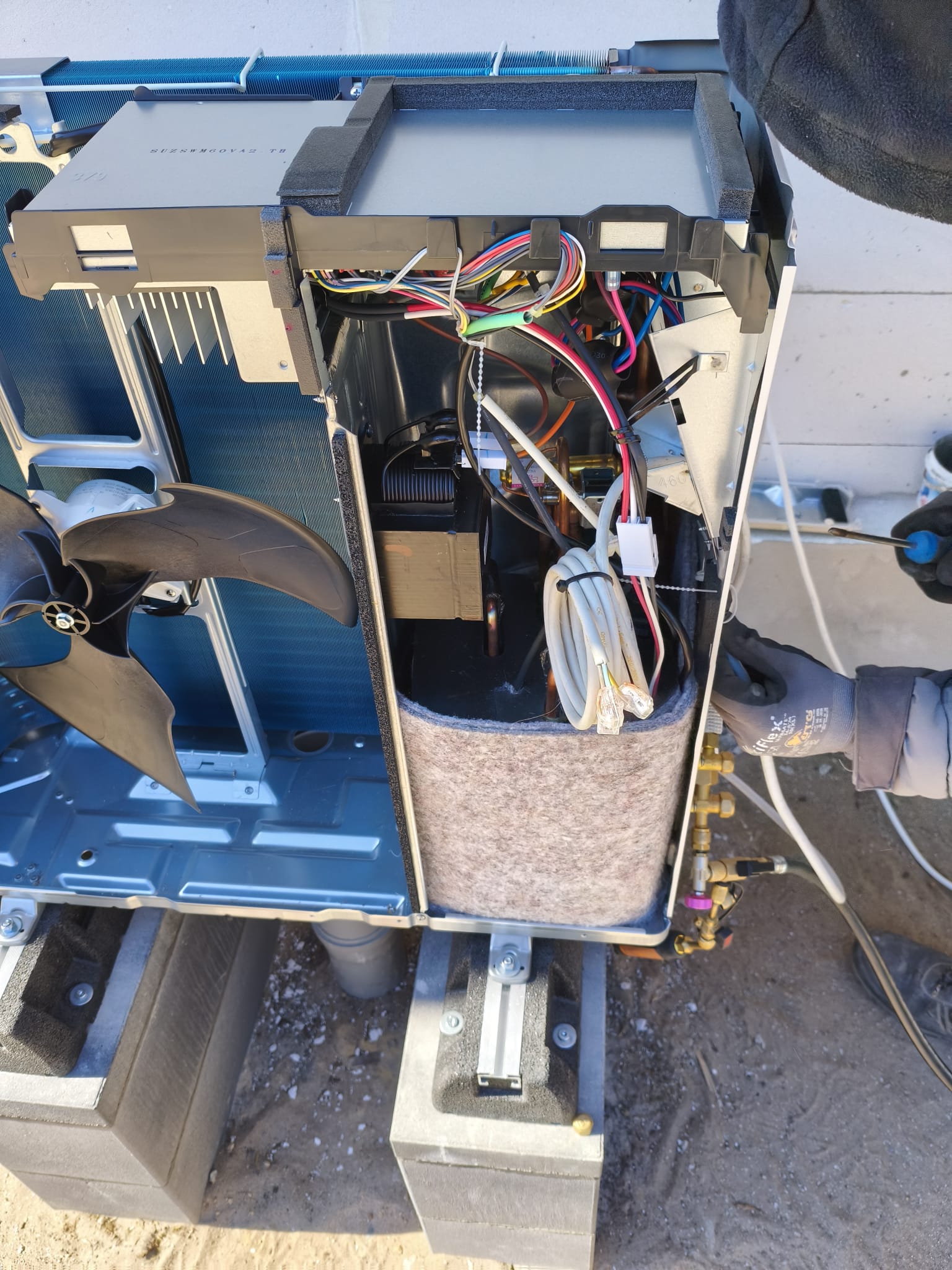 Otwarta jednostka zewnętrzna pompy ciepła podczas prac instalacyjnych Ekoinstal