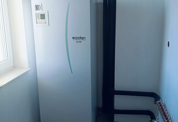 Jednostka wewnętrzna pompy ciepła Mitsubishi Electric Ecodan z podłączeniami instalacji — realizacja Ekoinstal