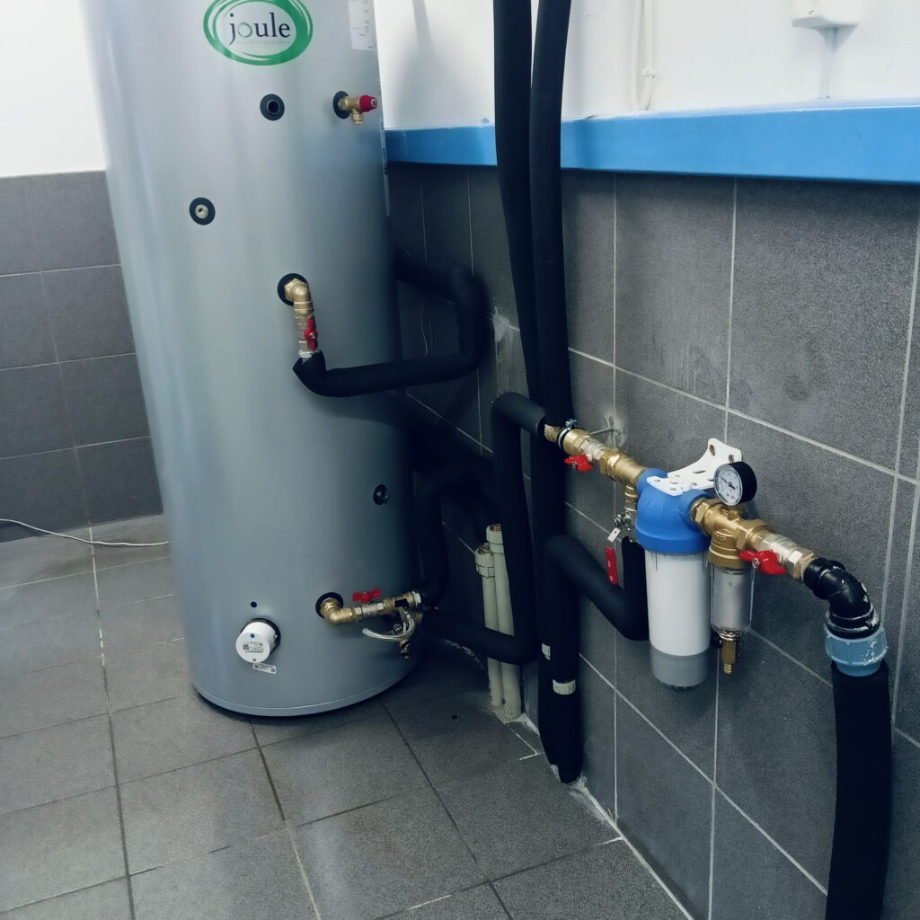 Zasobnik i połączenia hydrauliczne — realizacja Ekoinstal